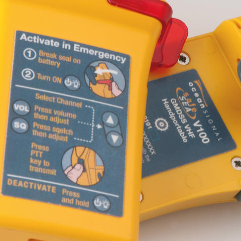Ocean Signal SafeSea V100 GMDSS UKW-Radio mit „Headset-Stecker“, zusätzlichem Akku und Ladestation 720S-00632