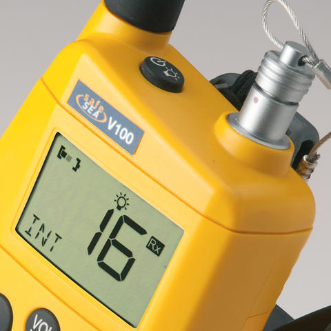 Ocean Signal SafeSea V100 GMDSS UKW-Radio mit „Headset-Stecker“, zusätzlichem Akku und Ladestation 720S-00632