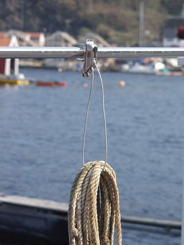 Holder til liner/tov/kabel og slange